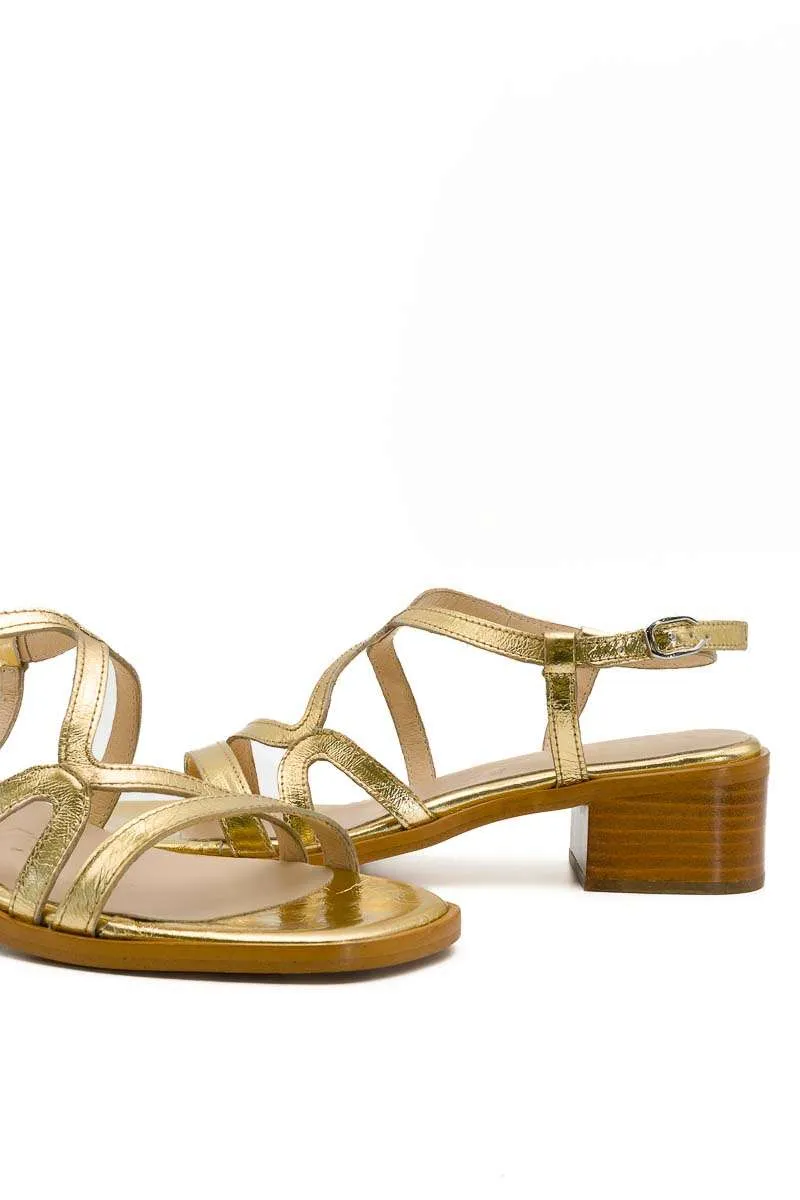 Sandalia color oro de Wonders